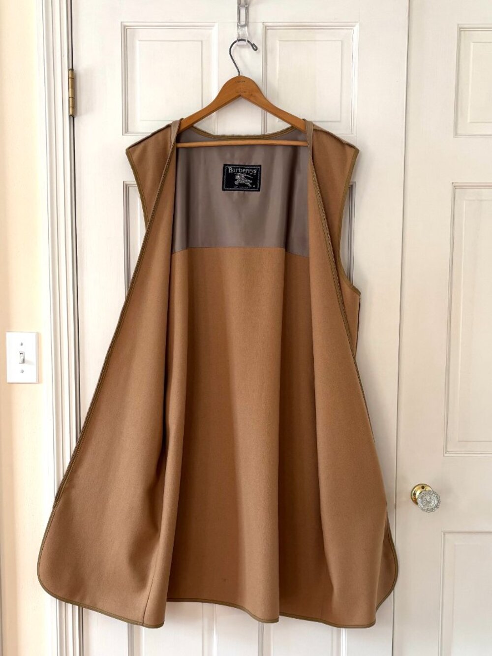 Vintage Burberry's Trenchcoat w/ zip-in wool lining & removable wool collar - Picture 9 of 9